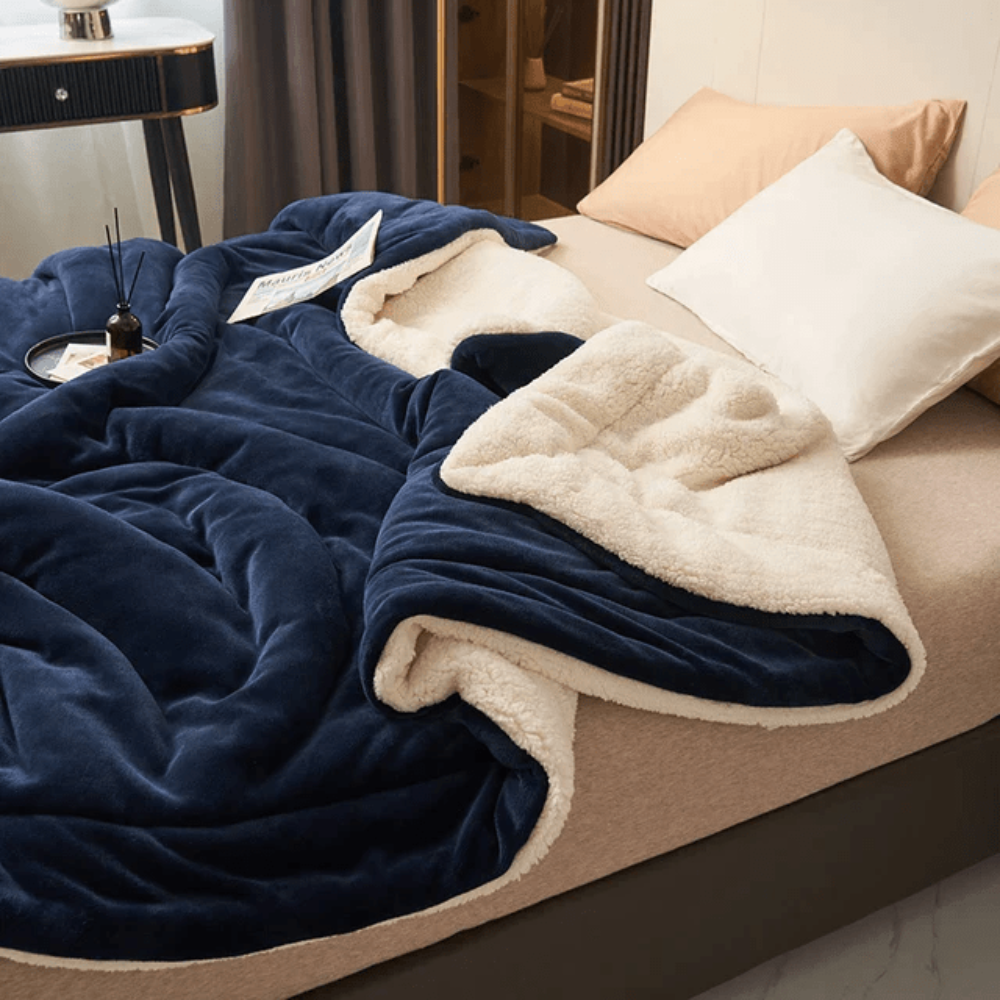 Fleece blanket with polyester material for cosy relaxation - navy blue