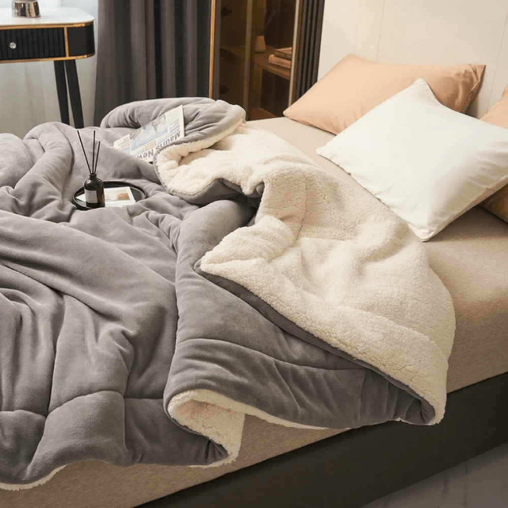 Fleece blanket with polyester material for cosy relaxation - gray