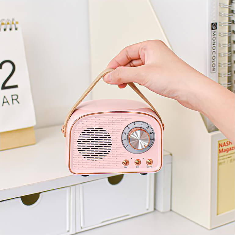 Vintage style Bluetooth speaker with wireless connectivity
