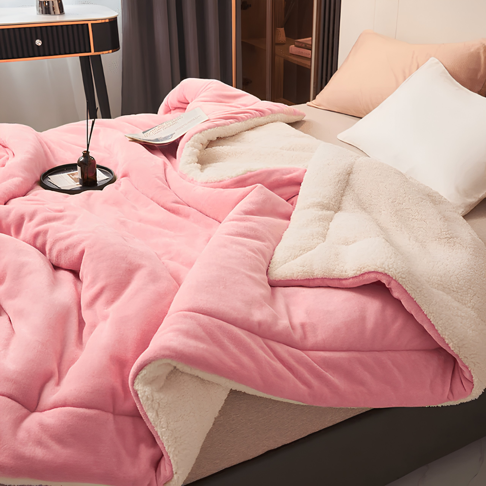 Fleece blanket with polyester material for cosy relaxation - pink