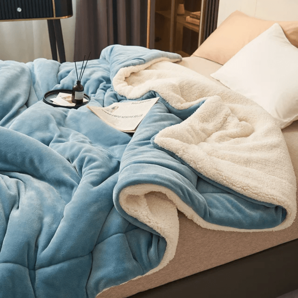 Fleece blanket with polyester material for cosy relaxation - blue