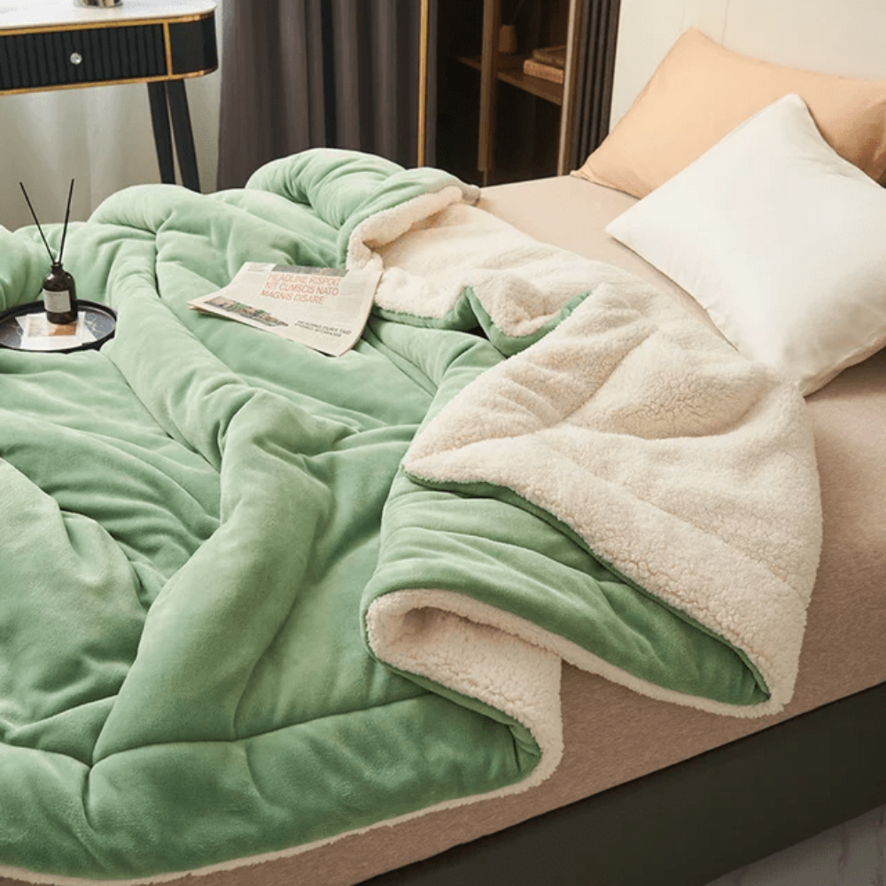 Fleece blanket with polyester material for cosy relaxation - light green