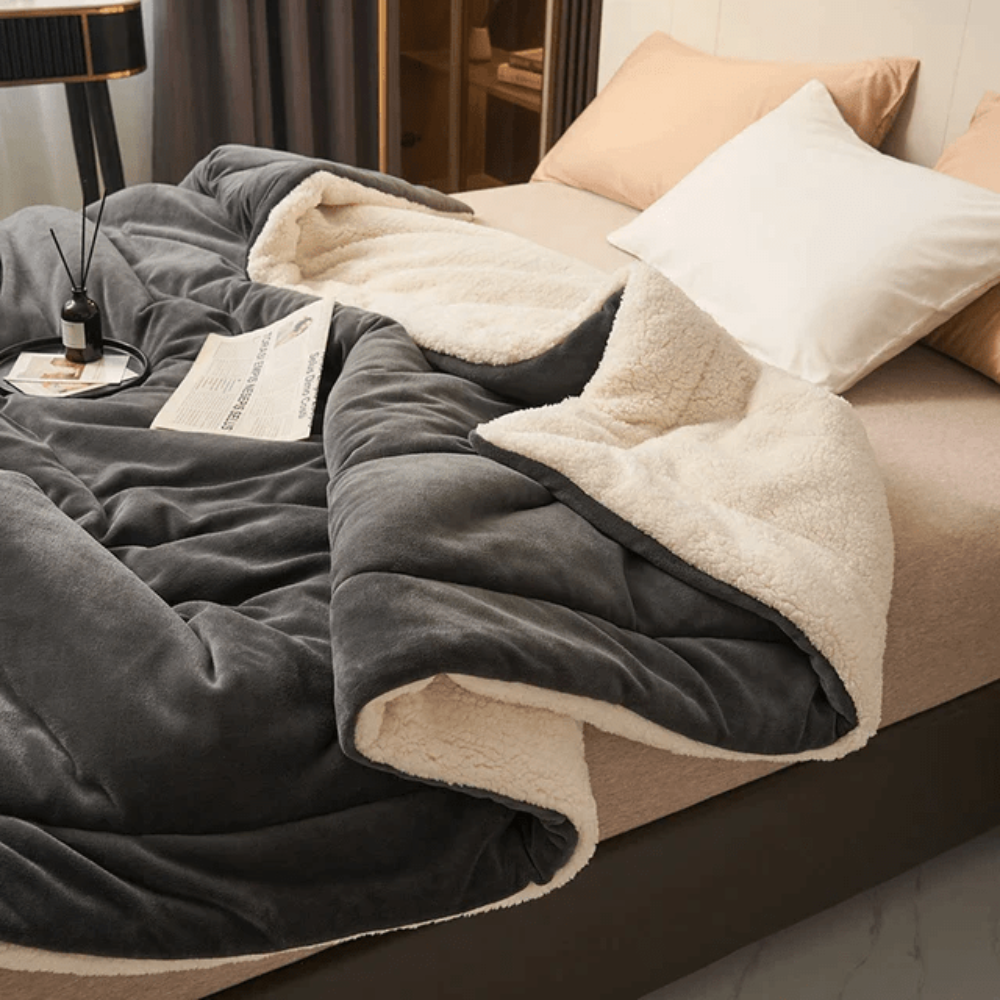Fleece blanket with polyester material for cosy relaxation - black