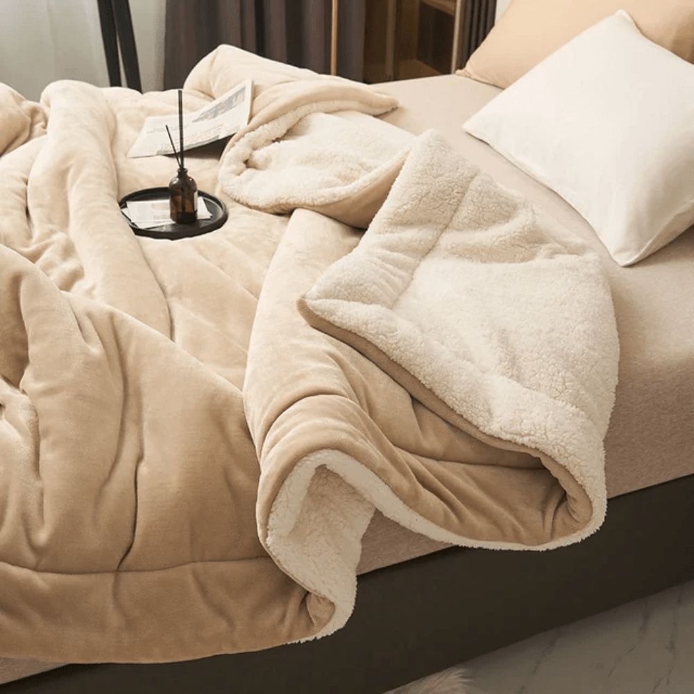 Fleece blanket with polyester material for cosy relaxation - beige