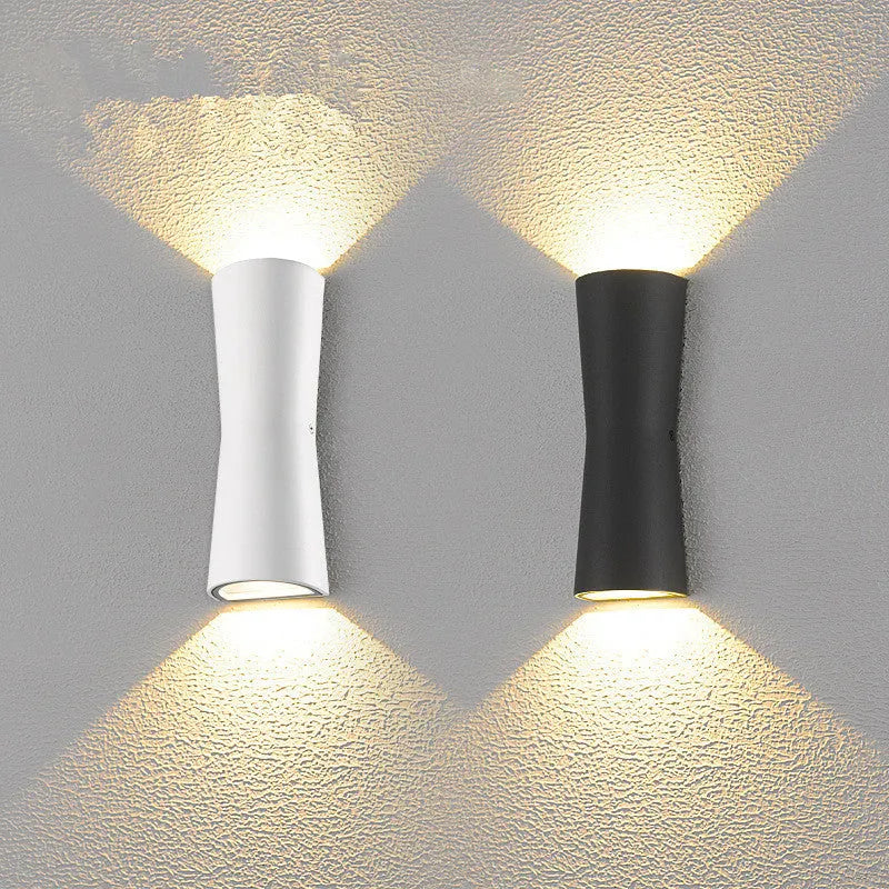Outdoor wall light with double heads