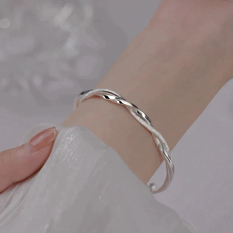Bracelet in twisted sterling silver with geometric design
