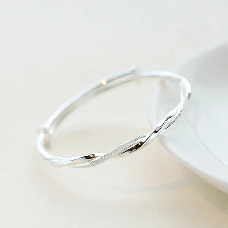 Bracelet in twisted sterling silver with geometric design