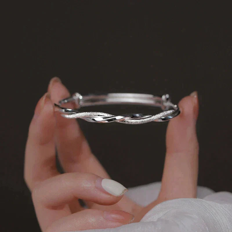 Bracelet in twisted sterling silver with geometric design